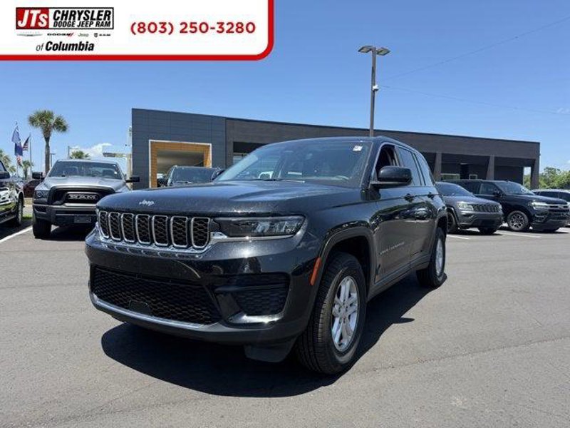 Certified 2024 Jeep Grand Cherokee Laredo image 1