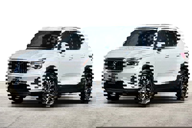 Certified 2025 Volvo XC40 B5 Core image 1