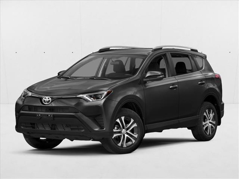 Used 2018 Toyota RAV4 LE image 1