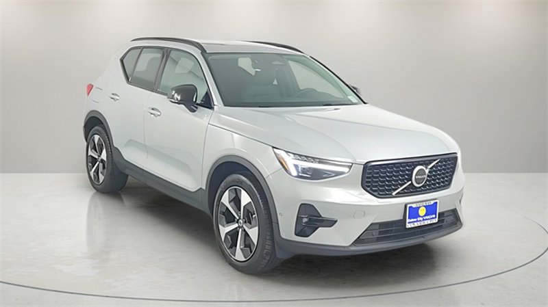 Certified 2025 Volvo XC40 B5 Plus w/ Protection Package Premier image 1
