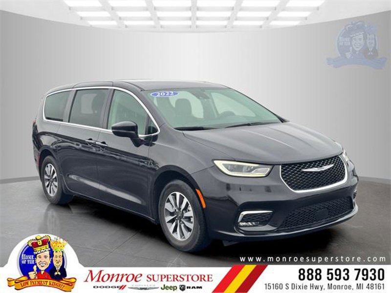 Certified 2022 Chrysler Pacifica Touring-L image 1