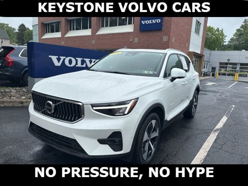 Certified 2025 Volvo XC40 B5 Plus image 1