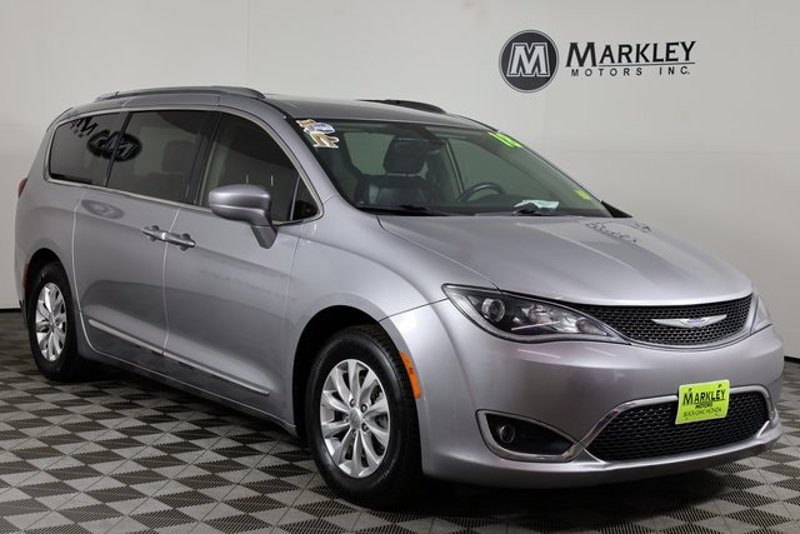 Used 2018 Chrysler Pacifica Touring-L image 1