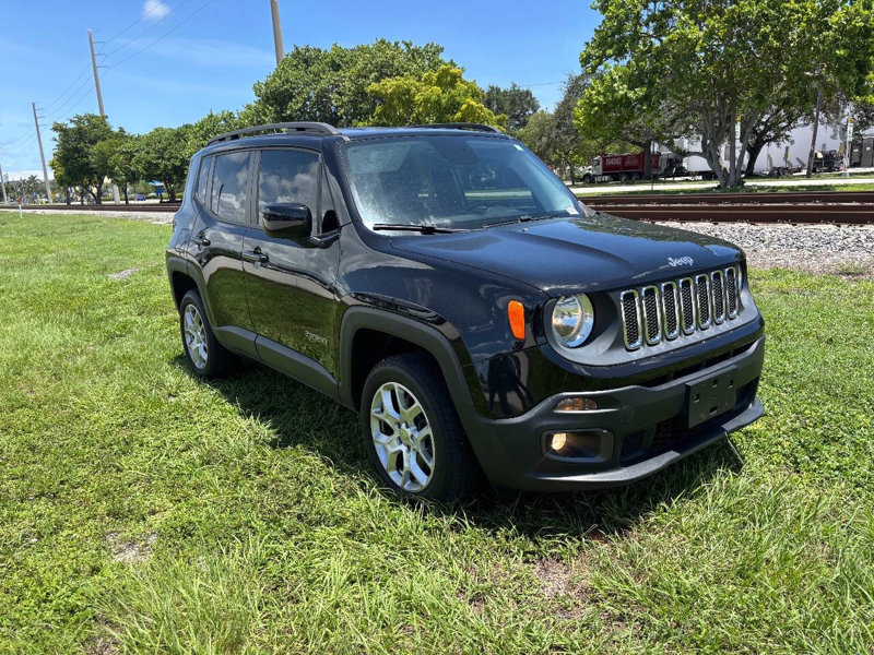 Used 2015 Jeep Renegade Latitude w/ Cold Weather Group II image 1