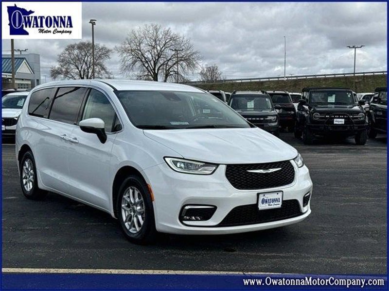 Certified 2023 Chrysler Pacifica Touring-L image 1