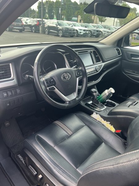 Used 2017 Toyota Highlander SE image 1