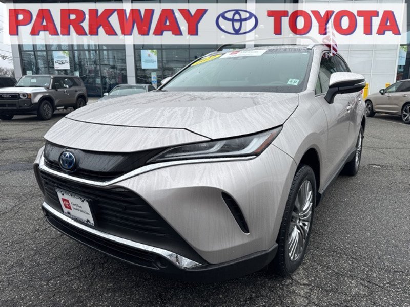 Certified 2022 Toyota Venza XLE image 1