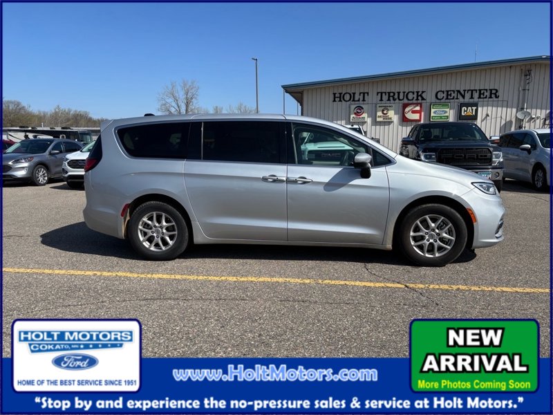 Used 2023 Chrysler Pacifica Touring-L image 1