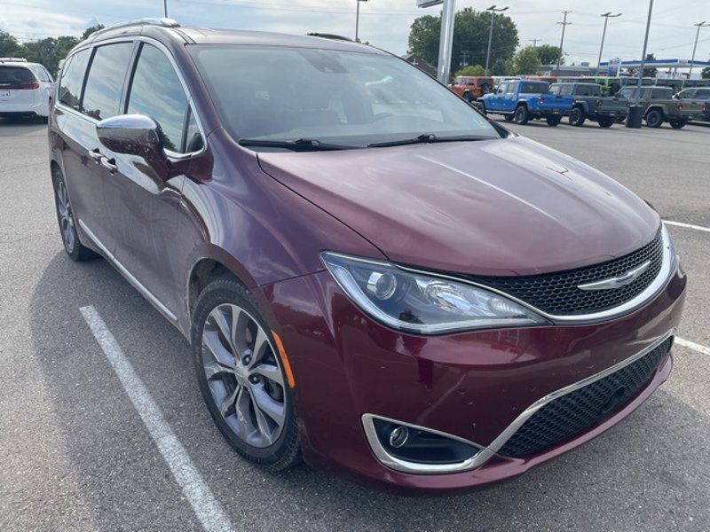 Used 2019 Chrysler Pacifica Limited w/ Tire & Wheel Group image 1