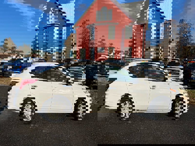 Used 2015 Nissan Versa SV image 1