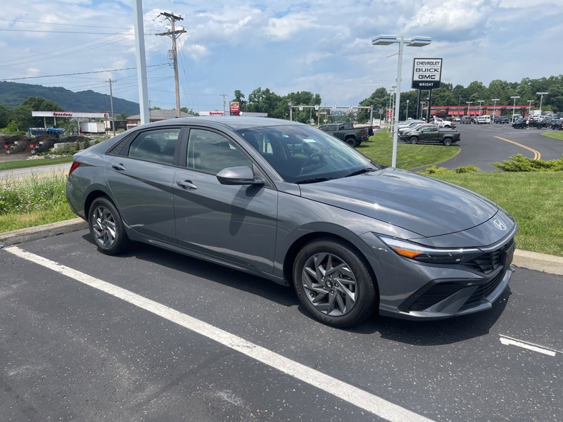 Used 2024 Hyundai Elantra SEL image 1