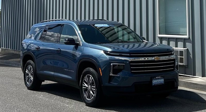 Certified 2025 Chevrolet Traverse LT image 1