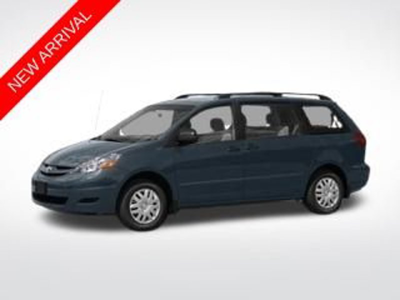 Used 2010 Toyota Sienna LE image 1