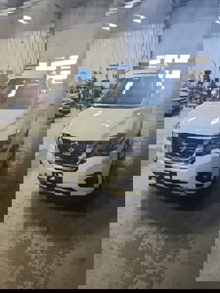 Used 2019 Nissan Pathfinder SV image 1