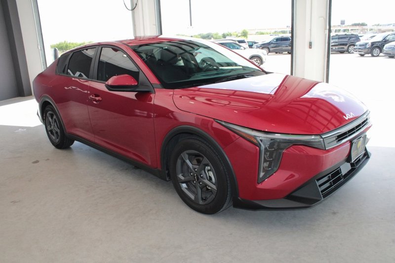 Certified 2025 Kia K4 image 1