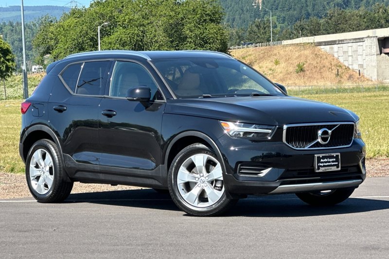 Used 2020 Volvo XC40 T4 Momentum image 1