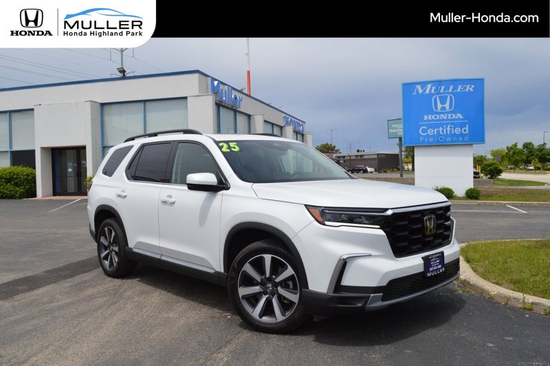 Certified 2025 Honda Pilot Touring image 1