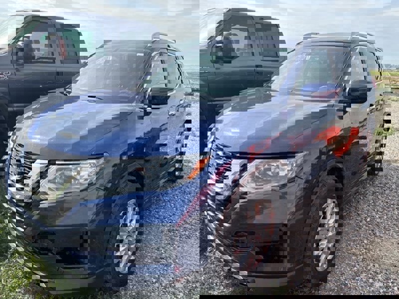 Used 2017 Nissan Rogue SV image 1