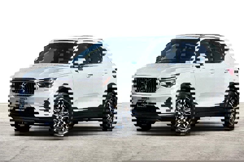 Certified 2025 Volvo XC40 B5 Core image 1