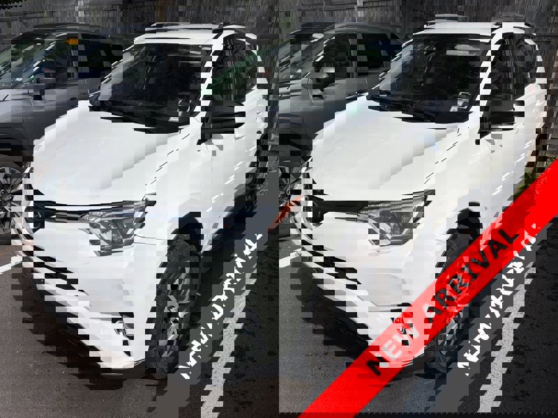 Used 2018 Toyota RAV4 LE image 1
