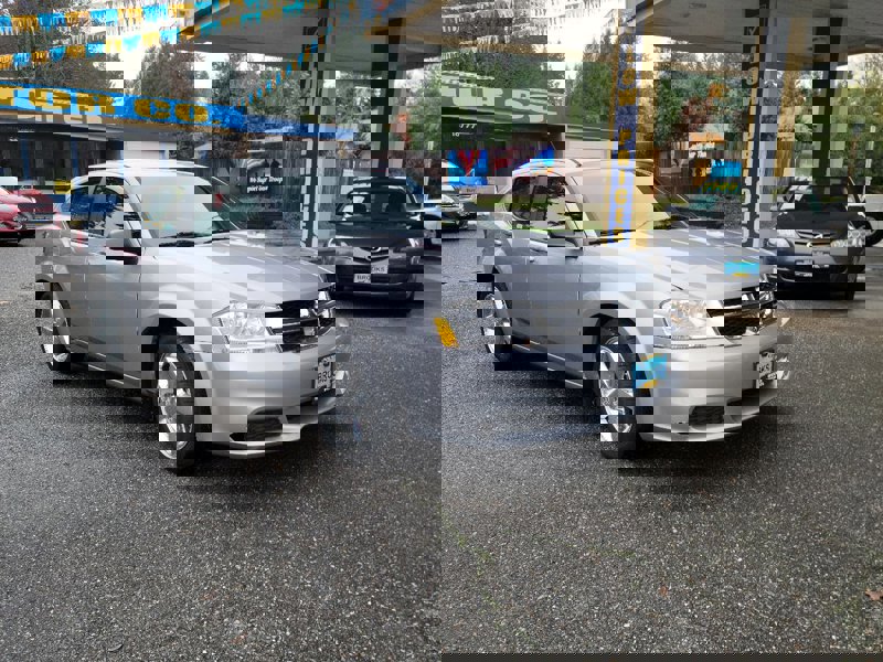 Used 2013 Dodge Avenger SE image 1