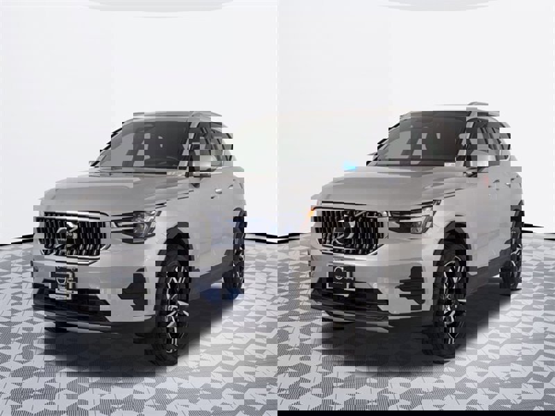 Certified 2025 Volvo XC40 B5 Core image 1