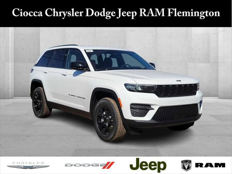 Certified 2025 Jeep Grand Cherokee Altitude image 1
