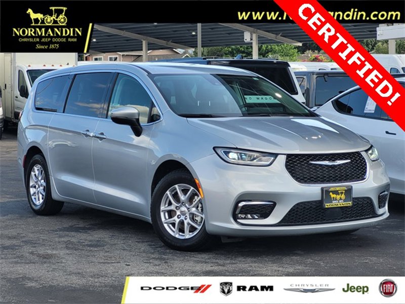 Certified 2023 Chrysler Pacifica Touring-L image 1
