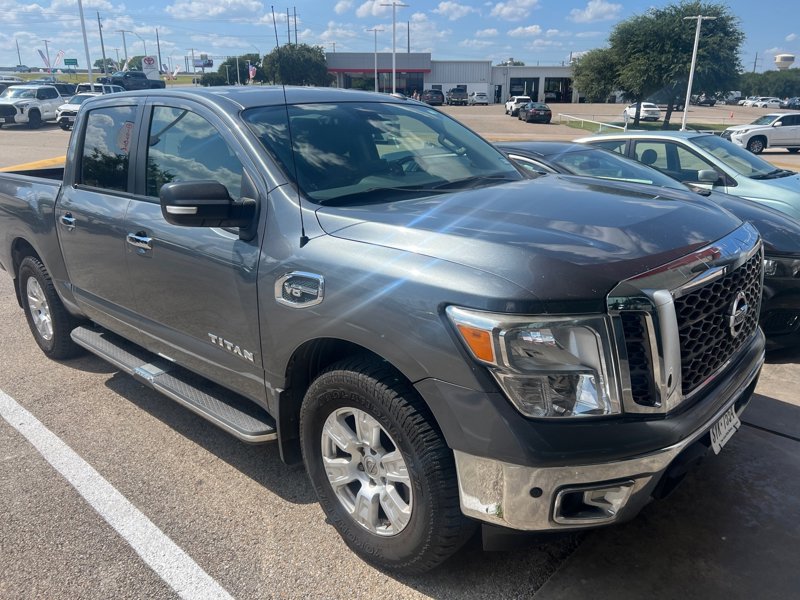 Used 2017 Nissan Titan SV image 1
