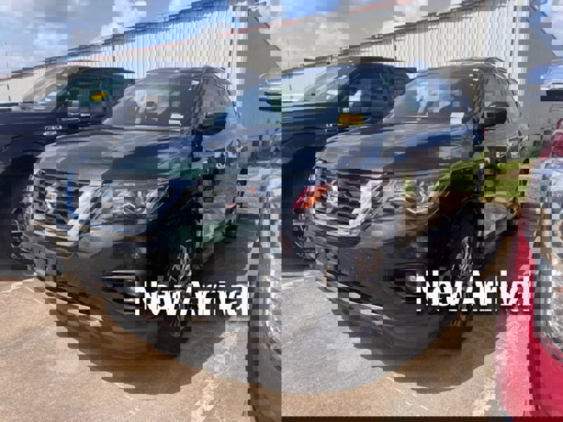 Used 2019 Nissan Pathfinder SV image 1