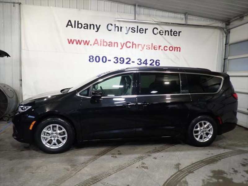 Certified 2022 Chrysler Pacifica Touring-L image 1