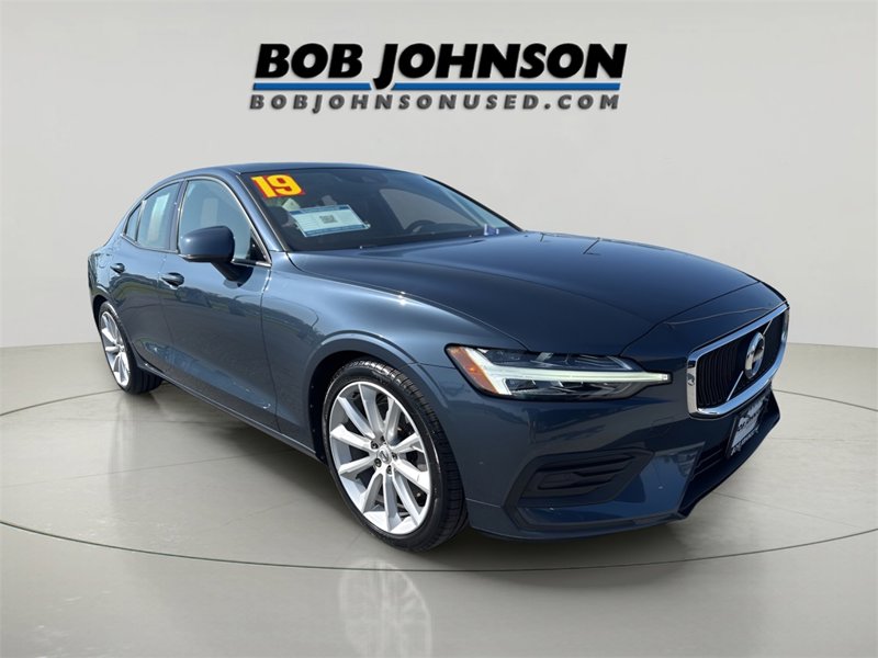 Used 2019 Volvo S60 T6 Momentum w/ Premium Package image 1