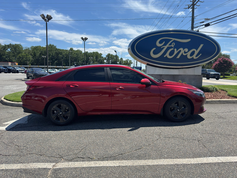 Used 2023 Hyundai Elantra SEL image 1