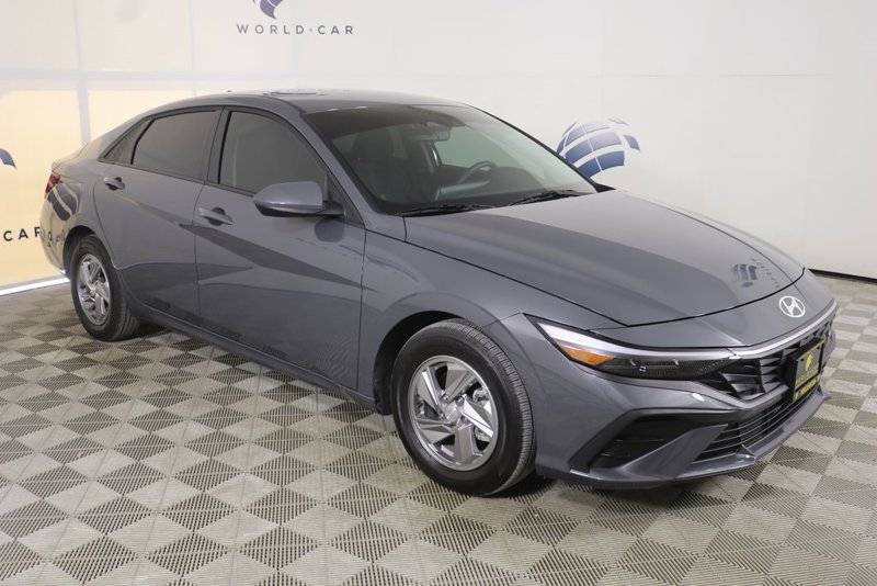 Certified 2025 Hyundai Elantra SE image 1