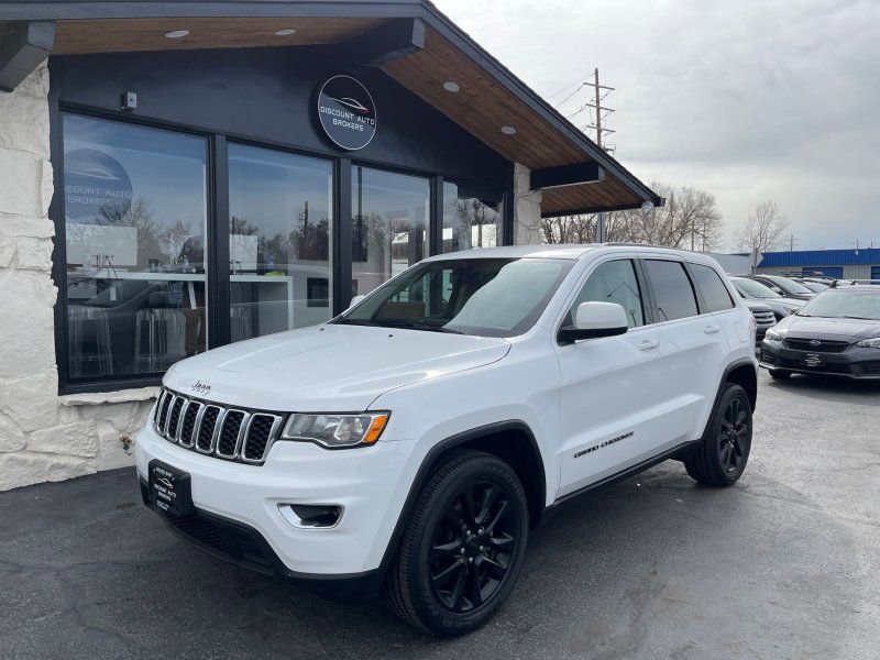Used 2018 Jeep Grand Cherokee Laredo image 1