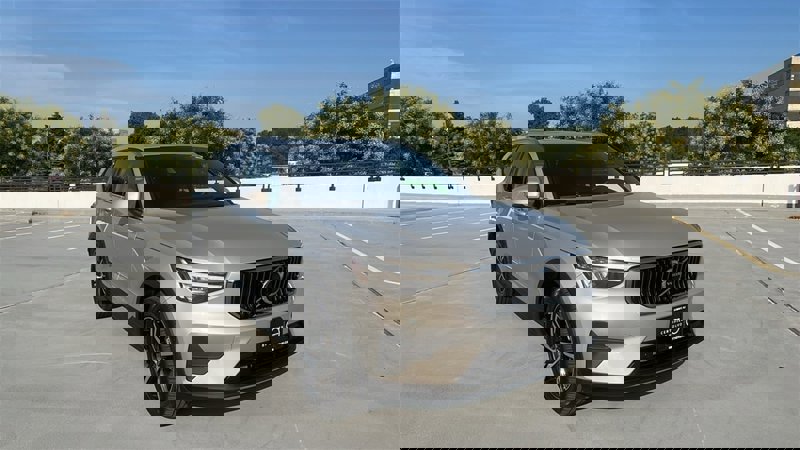 Certified 2025 Volvo XC40 B5 Core image 1