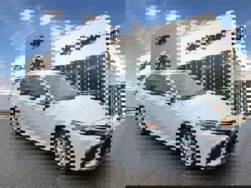 Used 2024 Toyota Camry SE image 1