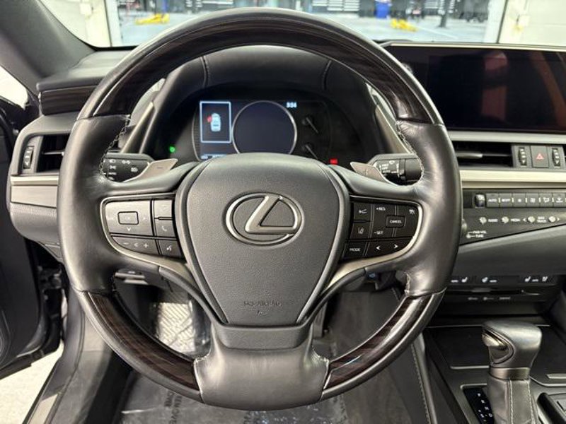 Certified 2019 Lexus ES 300h image 1
