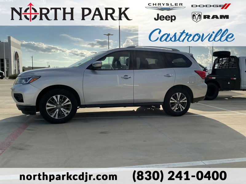 Used 2020 Nissan Pathfinder SL image 1