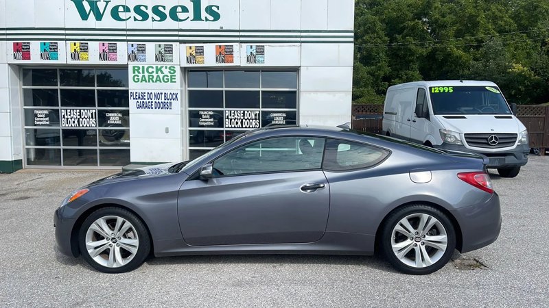 Used 2012 Hyundai Genesis 3.8 image 1