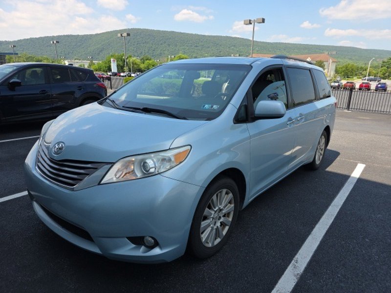 Used 2015 Toyota Sienna XLE image 1