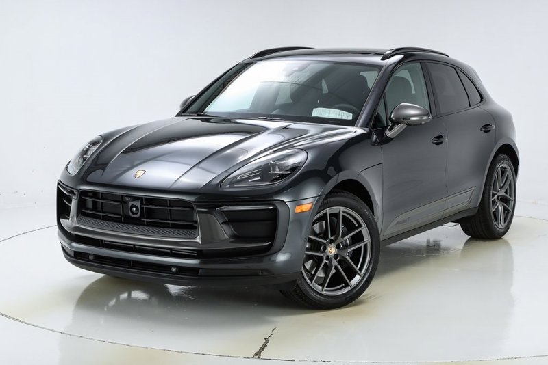 Certified 2025 Porsche Macan Turbo image 1