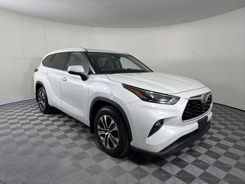Certified 2022 Toyota Highlander XLE image 1