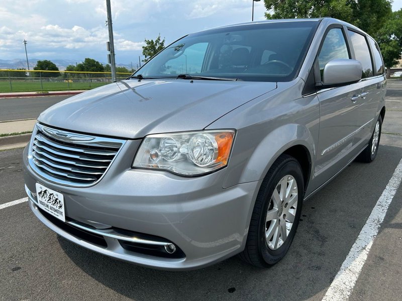 Used 2014 Chrysler Town & Country Touring image 1