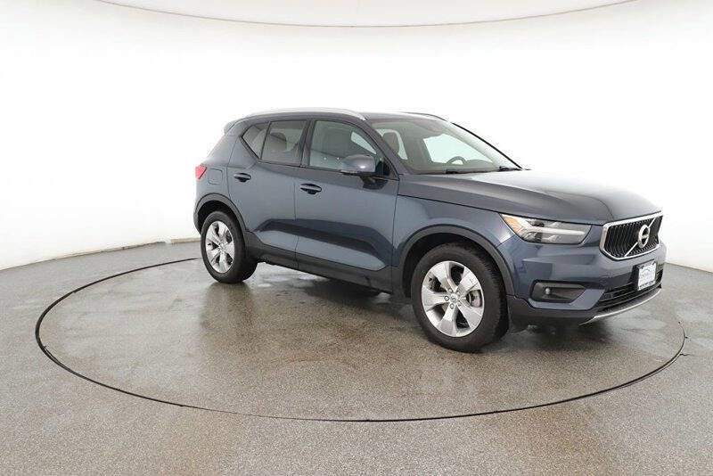 Used 2021 Volvo XC40 T5 Momentum image 1