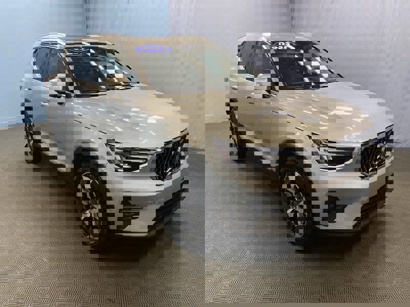 Certified 2025 Volvo XC40 B5 Plus image 1