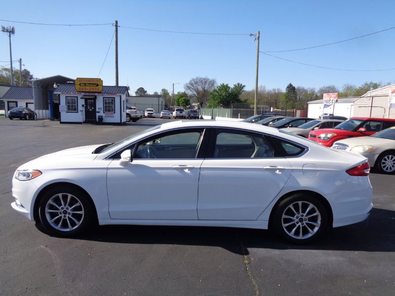 Used 2017 Ford Fusion SE image 1