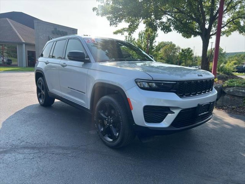 Certified 2023 Jeep Grand Cherokee Altitude image 1