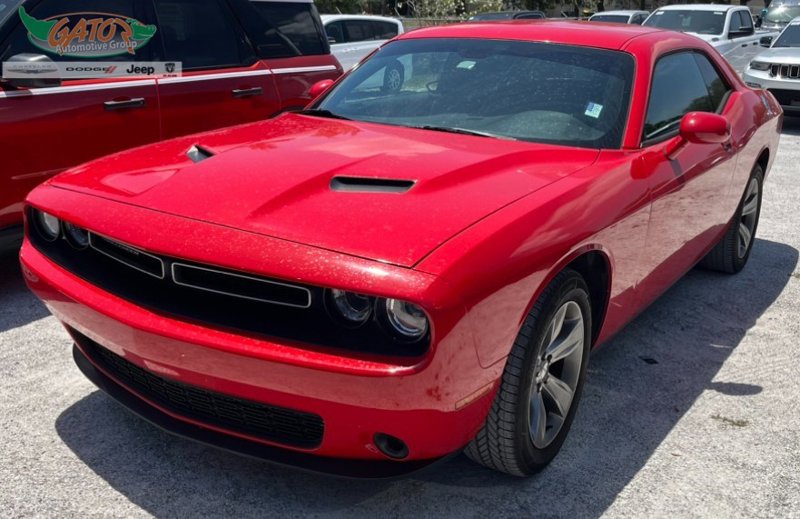 Used 2015 Dodge Challenger SXT image 1