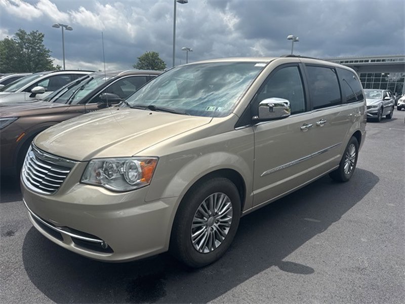Used 2014 Chrysler Town & Country Touring-L w/ Driver Convenience Group image 1